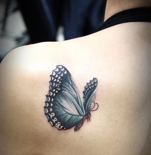 女生后肩唯美蝴蝶图案纹身作品