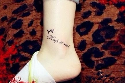 女生脚踝处简单的纹身英文小图案