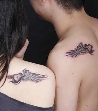 情侣肩部个性翅膀纹身图案欣赏