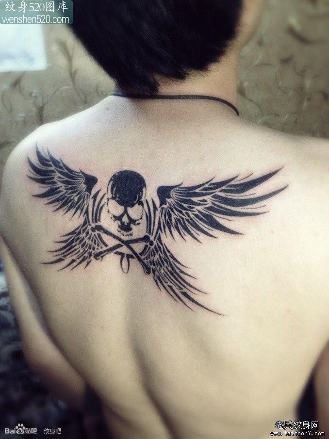 女生背上性感的翅膀纹身图案