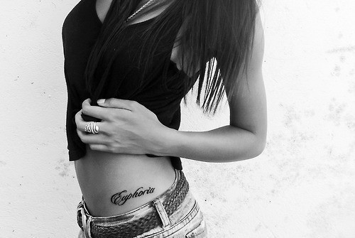 时尚个性女生腰部英文纹身图案