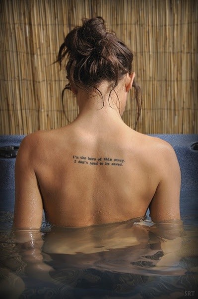 女生背部好看的英文纹身字体图案