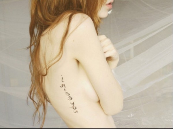 女性肋部个性英文纹身图案