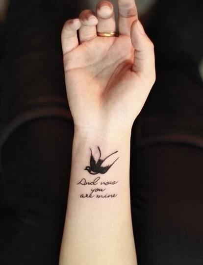 女性手臂燕子英文纹身图案欣赏
