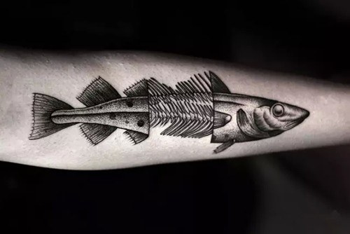 男人手臂纹身黑色鱼图案大全