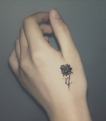 好看的女生手部玫瑰花纹身小图案