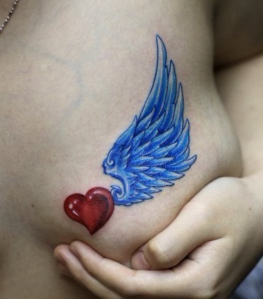 彩色爱心翅膀乳房纹身可爱图片