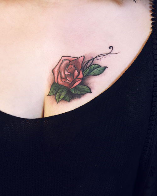女生胸上玫瑰纹身图片