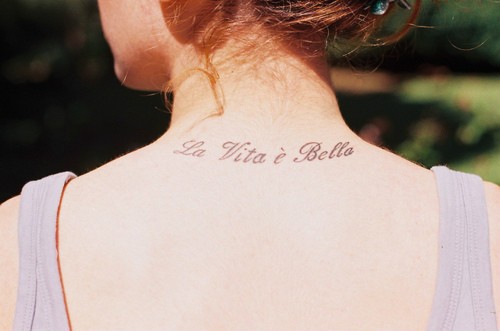欧美女生颈部一圈可爱的英文纹身图案