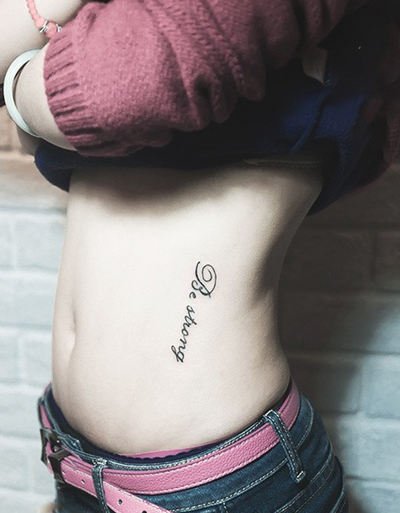 女生腰上字母纹身图片