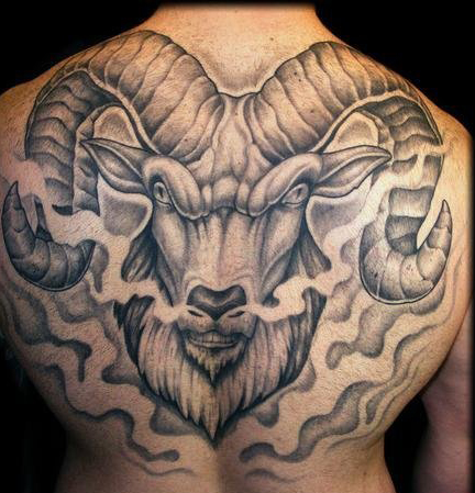 纹身男生背部山羊图案