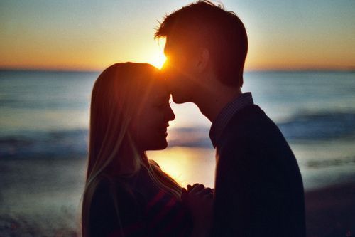 海边浪漫情侣拥吻图片