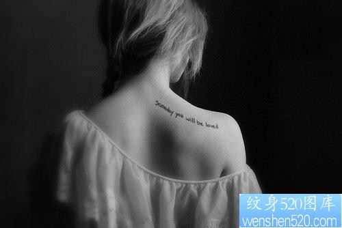 欧美女生肩部英文字母纹身图案