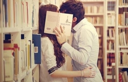 图书馆里的非主流qq情侣亲吻图片