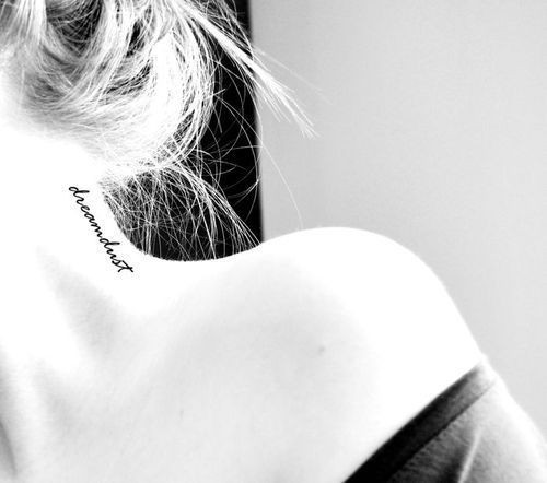 欧美女生黑白系颈部英文纹身图案