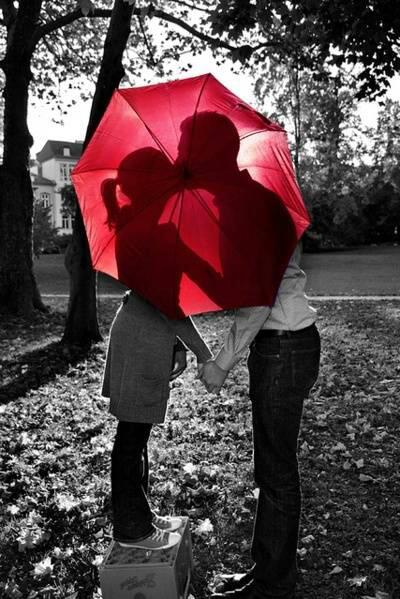 红雨伞下唯美情侣亲吻图片