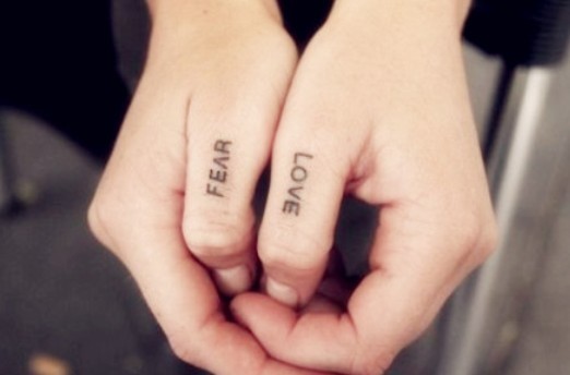 男人手指独特爱情英文love纹身图案