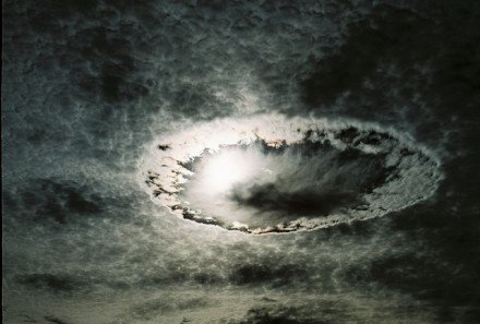 天空中的怪异白云风景图片