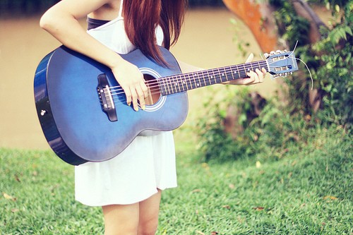 非主流女生弹吉他高清图片