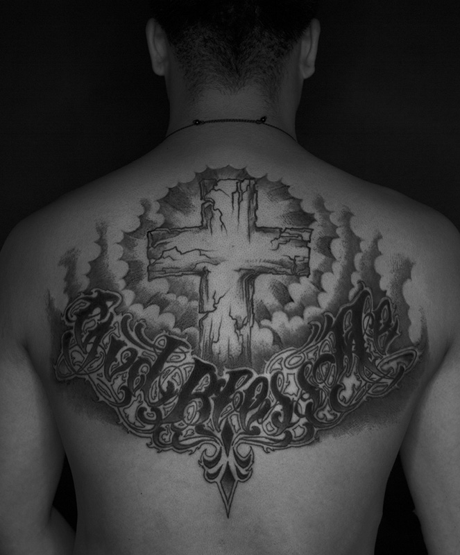 十字架纹身后背图片 时尚潮流的后背十字架翅膀纹身图案(2)