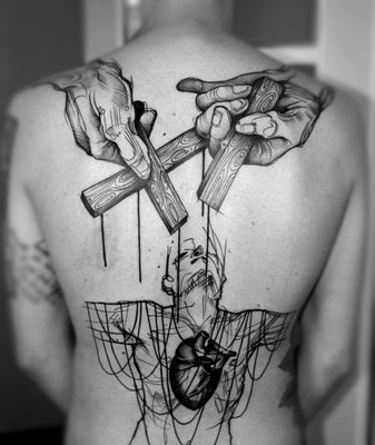后背十字架纹身图片 天使与恶魔十字架后背纹身图片大全