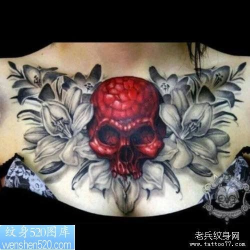 一幅女人胸部彩色骷髅头纹身作品