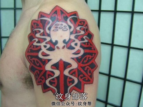 男性手臂章鱼红色图腾纹身图案