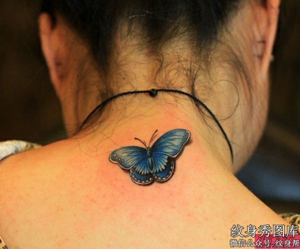 一幅颈部蝴蝶纹身图案