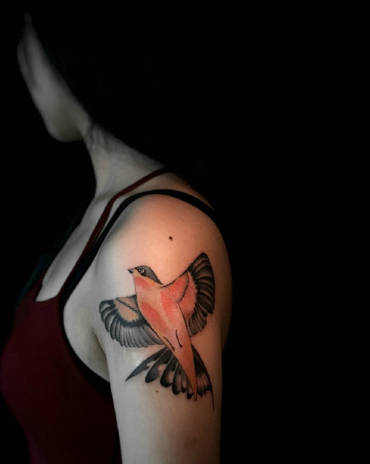 手臂小燕子纹身图案自由飞翔
