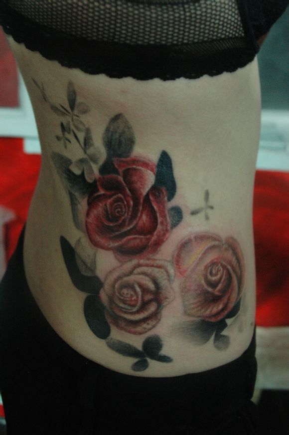 女性腰部玫瑰纹身
