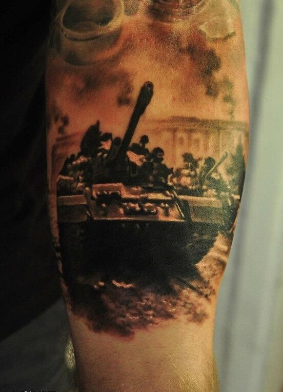 老外手臂个性的坦克战场纹身