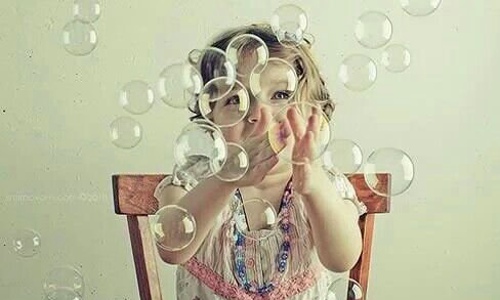 吹泡泡儿童朦胧唯美意境图片