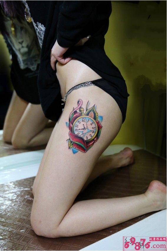 美女大腿玫瑰时钟时尚纹身图片