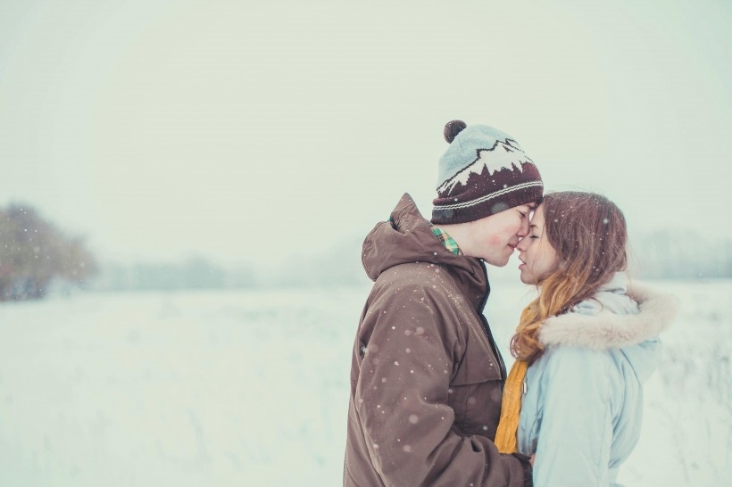 校园雪地里的情侣图片素材