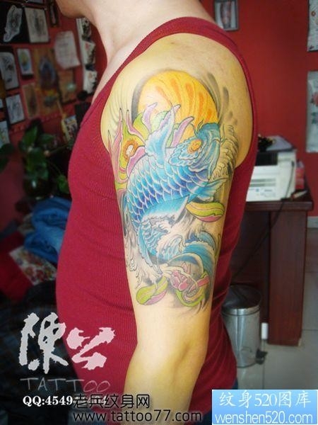 手臂艳丽的鲤鱼纹身图片