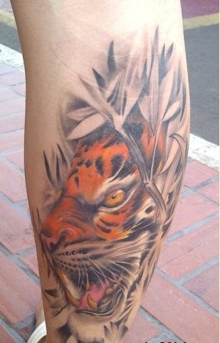 为大家分享一款霸气的老虎纹身图案图片