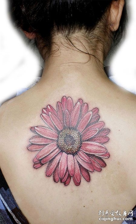 背部雏菊纹身图片