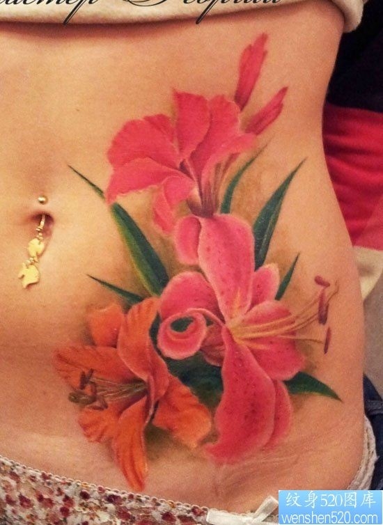 美女腹部唯美漂亮的彩色百合花纹身图片