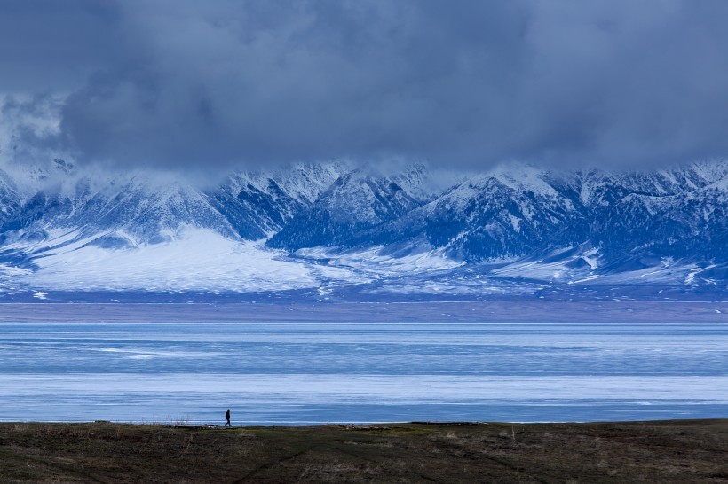 冬天的新疆赛里木湖风景图片
