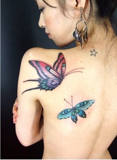 漂亮女生肩部唯美性感的花蝴蝶纹身图图片
