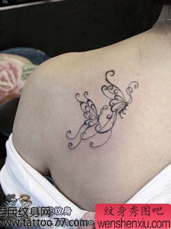 一幅美女肩部好看的图腾蝴蝶纹身图案