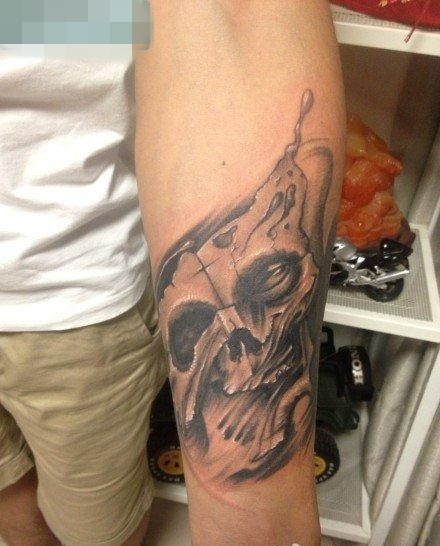 男生手臂流行经典的黑灰骷髅纹身图案