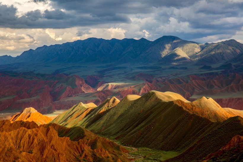 雨后的新疆努尔加大峡谷风景图片