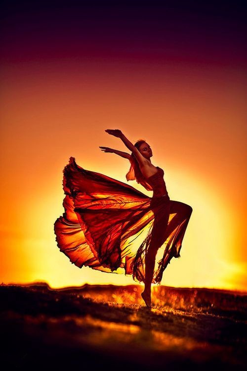 落日唯美意境风景图片 落日余晖少女翩翩起舞唯美意境图片