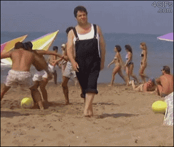 搞笑动态图片之沙滩踢球