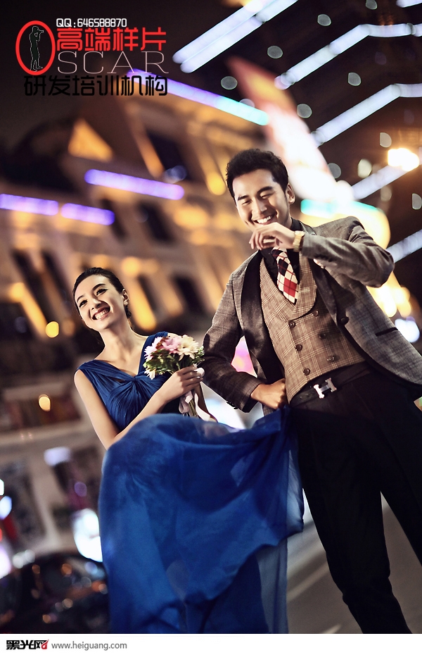 街道上的幸福情侣时尚婚纱照