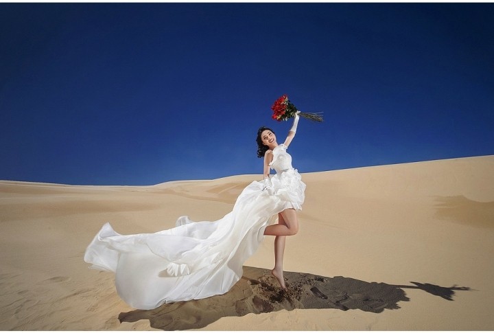 敦煌沙漠婚纱照摄影图片