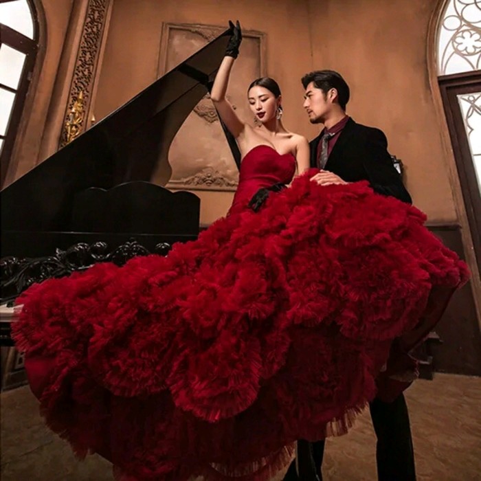 红色晚礼服婚纱照摄影图片