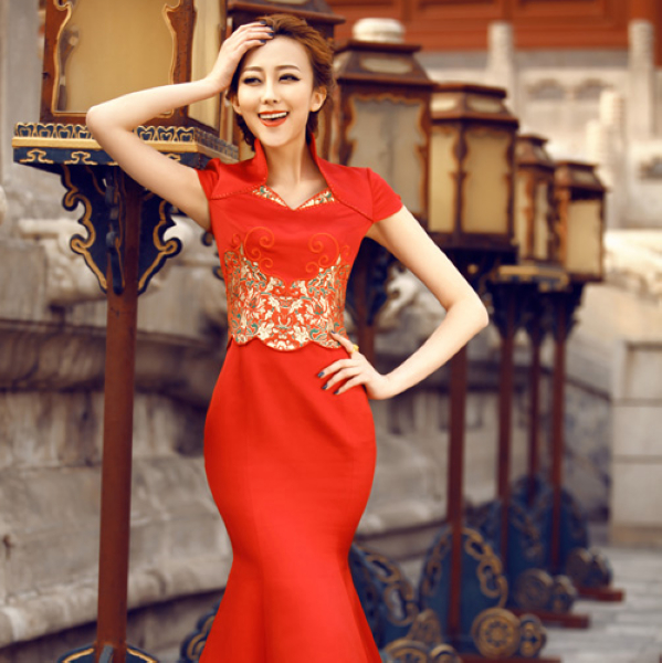 红色旗袍婚纱照摄影图片