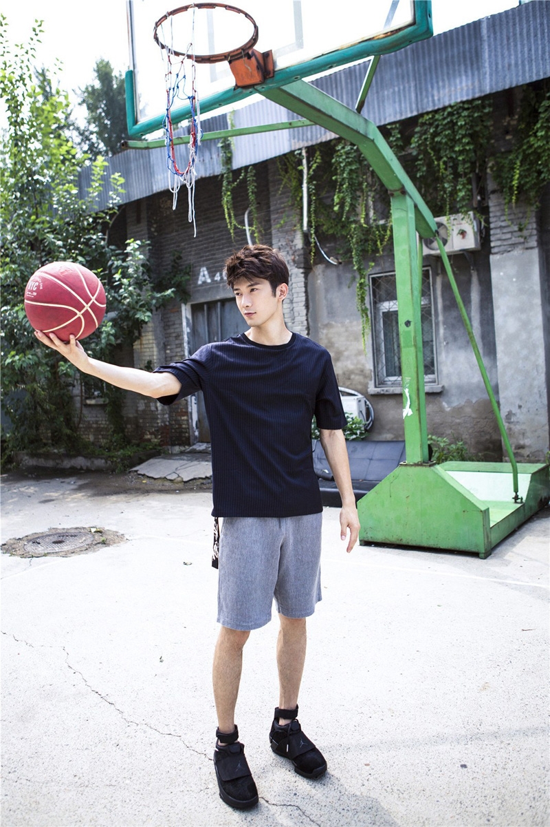 刘芮麟阳光气质青春澎湃拍摄篮球写真